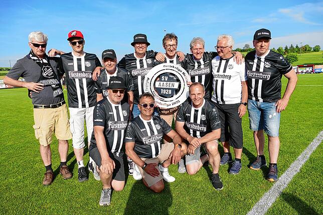 Bild 2: Bezirksligameister SV Aasen gewinnt zum Rundenabschluss mit 7:1 und feiert ausgelassen den Aufstieg