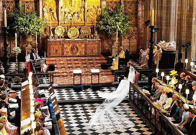 Bischof Michael Bruce Curry (l), Oberhaupt der Episkopalkirche der USA, hält eine Ansprache bei der Trauung von Meghan Markle und Prinz ...