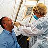 Corona Abstrichstelle Schwenningen. Die Leiterin der Abstrichstelle, Frau Dr. Karin Todoroff bei der Entnahme eines Abstriches. Bild: ...