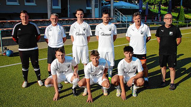 Das Schonacher Trainerteam mit den Neuzugängen (stehend von links): Adrian Disch (Teamleitung), Daniel Schneider (Torwart-Trainer), Tim ...