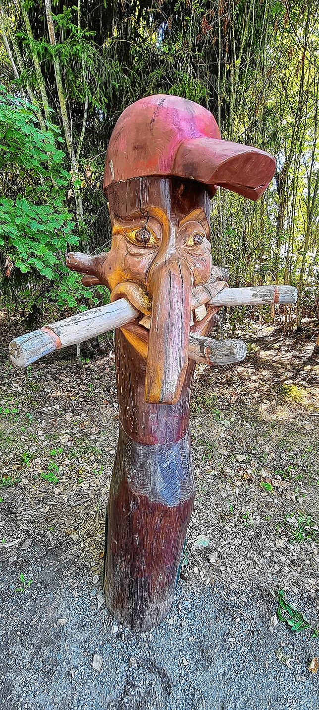 Ulkige Gnome und Waldgeister säumen den Erlebnispfad bis hin zum See.