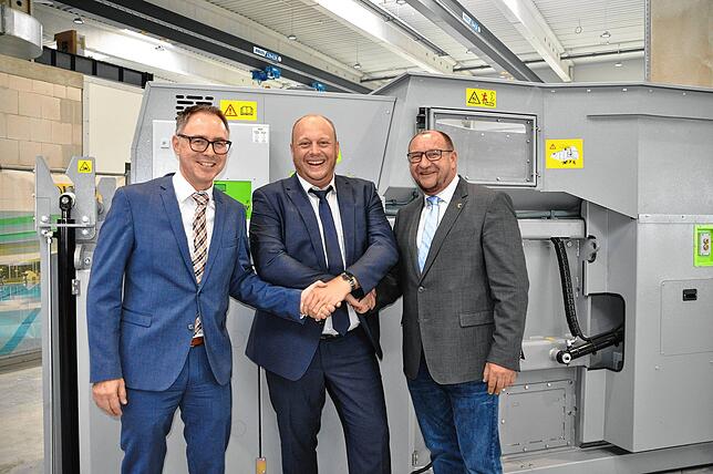 2018 investierte die Maschinenfabrik in ihren Standort in Bermatingen. Bürgermeister Martin Rupp (links) und der FDP-Landtagsabgeordnete ...