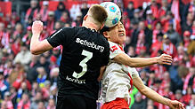 Der Mainzer Jae-Sung Lee spielt gegen Freiburgs Philipp Lienhart (v). Der FSV Mainz 05 und der SC Freiburg trennen sich mit einem ...