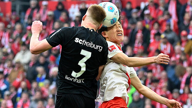 Der Mainzer Jae-Sung Lee spielt gegen Freiburgs Philipp Lienhart (v). Der FSV Mainz 05 und der SC Freiburg trennen sich mit einem ...