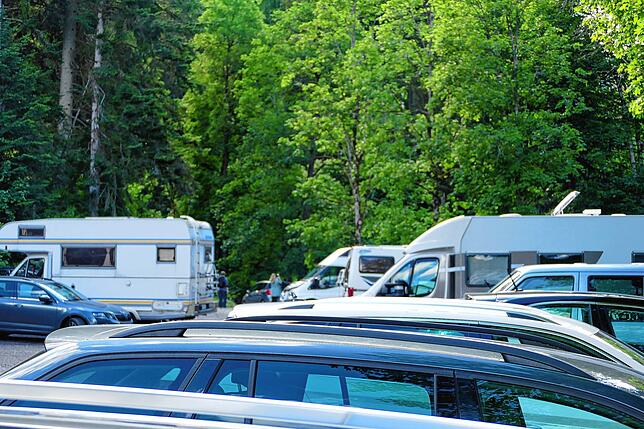 Mit Fahrzeugen überfüllte Parkplätze in der Wutachschlucht, wie hier bei der Schattenmühle, sind seit Wochen Normalität.