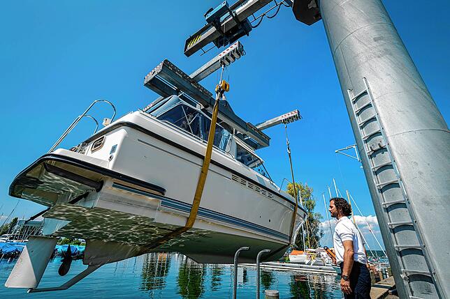Ohne Kran unmöglich: Ein Boot wird von Mariano Grosso zu Wasser gelassen.