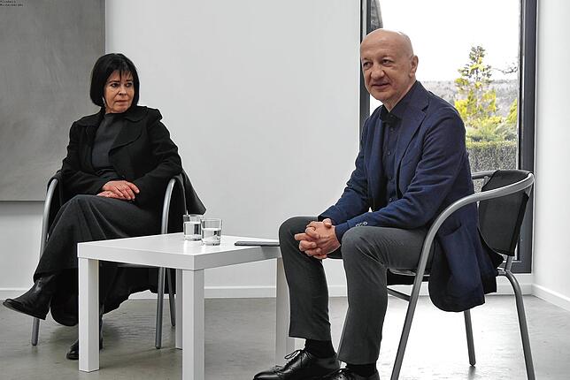 Im Gespräch mit Kunsthistoriker Martin Mäntele (rechts) erläuterte Künstlerin Ursula Haupenthal in der Galerie Wohlhühter in Thalheim ...