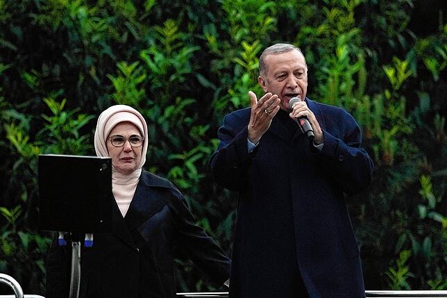 Recep Tayyip Erdogan (r), Staatspräsident der Türkei, hält neben seiner Frau Emine Erdogan eine Rede vor seiner Residenz in Istanbul. ...