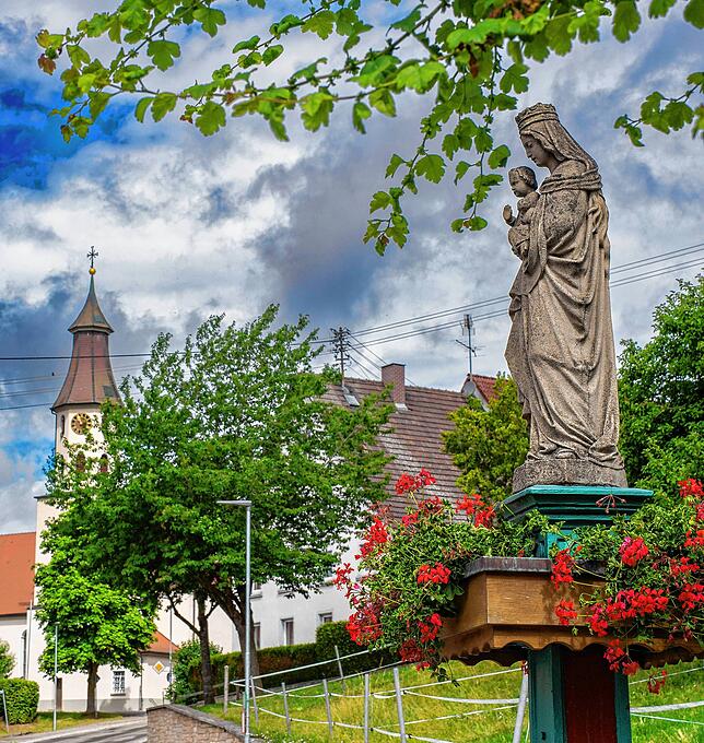 Eine Ortsansicht des Meßkircher Ortsteils Menningen mit Marienstatue.