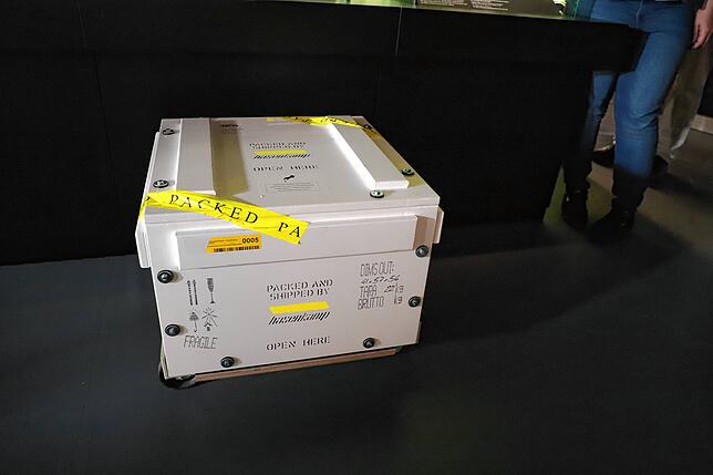 Dies ist eine Transportbox, in der die sehr fragilen und sehr alten Bücher in das Museum kommen.