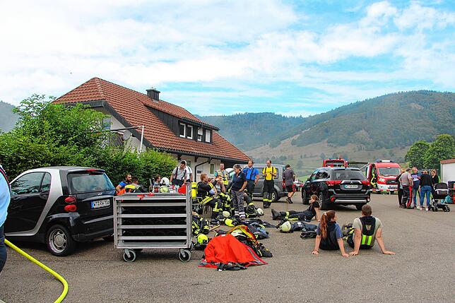 Bild 38: Scheune brennt: Bilder vom Großeinsatz der Feuerwehr in Bernau-Goldbach