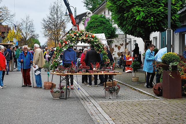 Der Blumenschmuck von Floristik Ritzmann zaubert Farbtupfer auf die Flaniermeile.