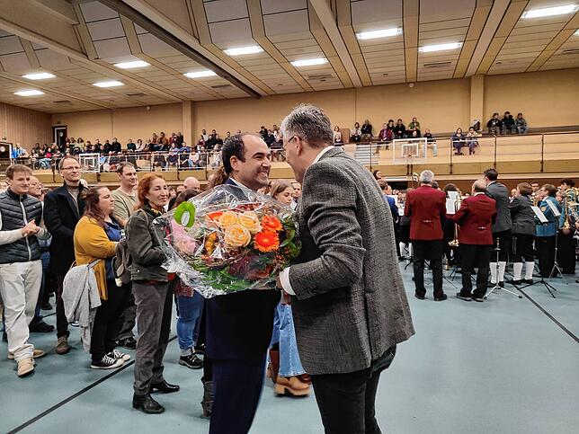 Landrat Martin Kistler (rechts) gratuliert Bürgermeister Ozan Topcuogullari zum Wahlsieg.
