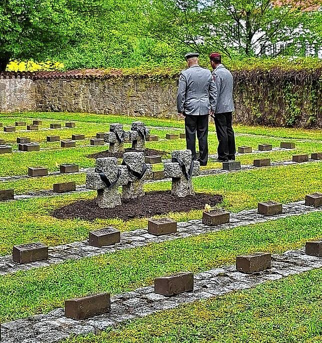 Zwei Soldaten des Jägerbataillons 292 gedenken der Gefallenen.