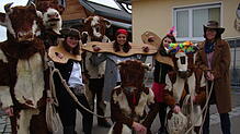 Von Muhwieser Stieren zum Rathaus gezerrt wurden (von links) Bettina Hochmuth, Belinda Kühnel, Nelli Mkrtumjan und Ulrika Eschbach.