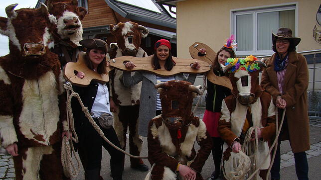 Von Muhwieser Stieren zum Rathaus gezerrt wurden (von links) Bettina Hochmuth, Belinda Kühnel, Nelli Mkrtumjan und Ulrika Eschbach.
