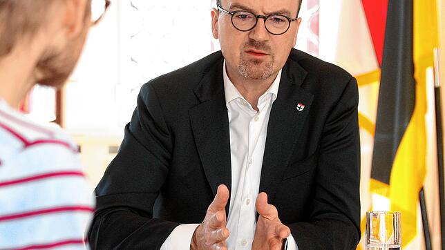 Der Konstanzer Oberbürgermeister Uli Burchardt im Gespräch mit SÜDKURIER-Lokalchef Benjamin Brumm über die Corona-Krise und deren ...