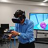 Christoph Gawel von der Firma Imsimity führt das Cyber Care Lab vor. Was er in der VR-Brille sieht, wird auf den großen Monitor im ...