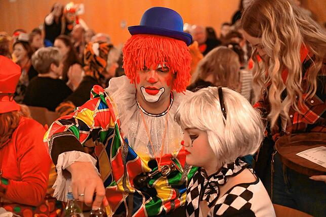 Bild 17: Motto des Zunftballs: Ob Zirkus, Rummel, Freizeitpark &ndash; Jeder kann kommen wie er mag!