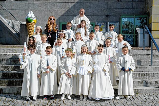 In einem lebendigen und fröhlichen Gottesdienst feierten 19 Erstkommunionkinder mit ihren Familien die Einladung an den Tisch des Herrn ...