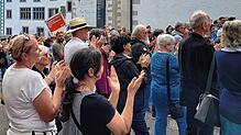 Bereits im vergangenen Jahr versammelten sich rund 300 Menschen vor dem Öhninger Rathaus, um für Demokratie und gegen die AfD zu ...