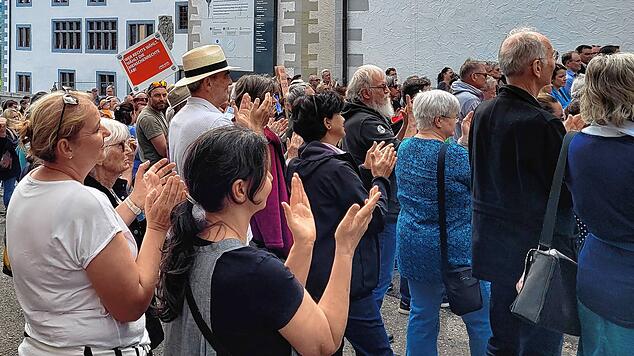 Bereits im vergangenen Jahr versammelten sich rund 300 Menschen vor dem Öhninger Rathaus, um für Demokratie und gegen die AfD zu ...