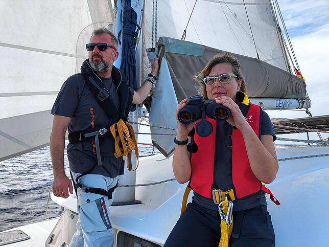 Bernd Nawrata und Dr. Eva Maria Deininger, Gründungsmitglied von „Sarah“ Seenotrettung, halten vor den Kanaren Ausschau nach ...