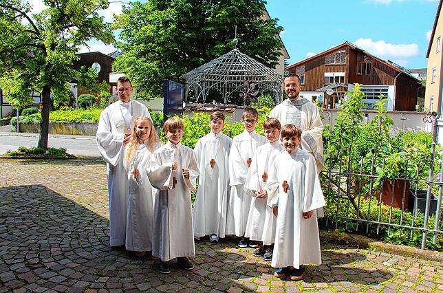 Die Erstkommunionkinder (von links): Theresa Bargenda, Ludwig Schill, Mattis Deisinger, Anton Müller, Vincenz Schill, Dahvi Zefic ...