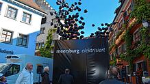 Ein schwarzer Kubus und Luftballons symbolisieren bei der Eröffnung des Projekts &bdquo;Meersburg elektrisiert&ldquo;, das von Oktober ...