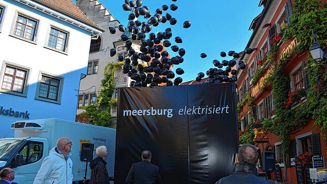 Ein schwarzer Kubus und Luftballons symbolisieren bei der Eröffnung des Projekts &bdquo;Meersburg elektrisiert&ldquo;, das von Oktober ...