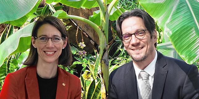 Lachend unter Palmwedeln sitzen Bettina Gräfin und Björn Graf Bernadotte im Palmenhaus. Sie freuen sich über den Start ins Blumenjahr.