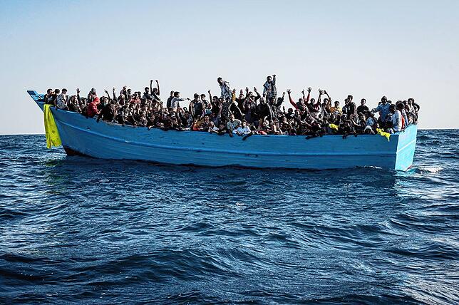 (Archivbild) Szenen, die unter die Haut gehen: Flüchtlinge sitzen auf einem überfüllten Boot. Das Seenotrettungsschiff “Sea-Eye ...