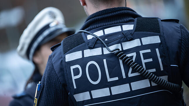 (Symbolbild) Mehrere Polizeibeamte werden am Donnerstag, 5. Dezember, wegen eines 36-Jährigen zur Marktstätte gerufen.
