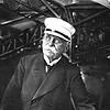 Ferdinand Graf von Zeppelin im Gondelfenster seines Luftschiffs LZ 62. Mehr als ein Jahrzehnt flog er seine Zeppeline „illegal“: Eine ...