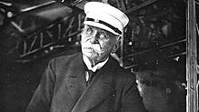 Ferdinand Graf von Zeppelin im Gondelfenster seines Luftschiffs LZ 62. Mehr als ein Jahrzehnt flog er seine Zeppeline „illegal“: Eine ...