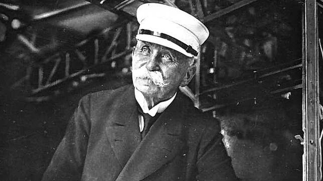 Ferdinand Graf von Zeppelin im Gondelfenster seines Luftschiffs LZ 62. Mehr als ein Jahrzehnt flog er seine Zeppeline „illegal“: Eine ...