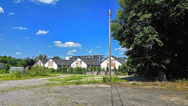 Auf diesem bisher Grundstück, das bisher als Lagerplatz genutzt wird, ist die Wohnbebauung geplant. Im Hintergrund ist das Quartier ...
