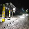 Der Überlinger ZOB nach Einbruch der Dunkelheit mit Blick auf die Hitzlerstraße.