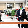 Ministerpräsident Winfried Kretschmann (vorne r, Grüne) und der stellvertretende Ministerpräsident Thomas Strobl ( vorne l, CDU) stellen ...