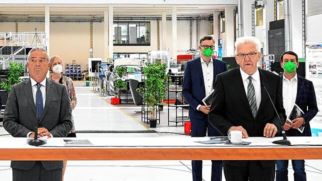 Ministerpräsident Winfried Kretschmann (vorne r, Grüne) und der stellvertretende Ministerpräsident Thomas Strobl ( vorne l, CDU) stellen ...