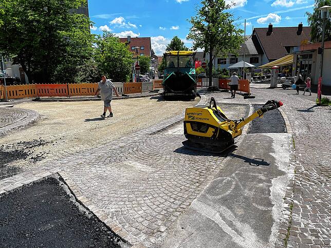 Der Unterbau ist fertig. Die Arbeiter warten in der Gottmadinger Bahnhofstraße auf den Asphalttrupp, damit der Belag aufgebracht werden ...