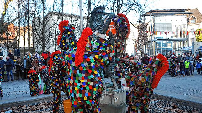 Bild 2: Konstanzer Fasnacht: Blätzlebuebe feiern den Auftakt 2023 auf dem Augustinerplatz