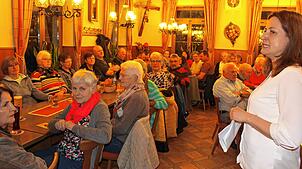 Volles Haus im &bdquo;Frieden&ldquo;: Alexandra Kipp (rechts) lockt mit ihrem Thema &bdquo;Warum Vereine so wichtig sind&ldquo; ...