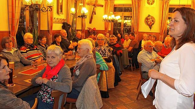 Volles Haus im &bdquo;Frieden&ldquo;: Alexandra Kipp (rechts) lockt mit ihrem Thema &bdquo;Warum Vereine so wichtig sind&ldquo; ...