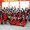 Die Feuerdrachen sind die neue Kindergruppe der Freiwilligen Feuerwehr, hier mit dem  Betreuerteam im Feuerwehrhaus.