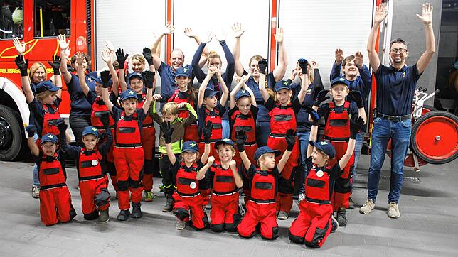 Die Feuerdrachen sind die neue Kindergruppe der Freiwilligen Feuerwehr, hier mit dem  Betreuerteam im Feuerwehrhaus.