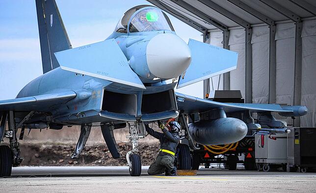 Bundeswehr-Soldaten machen auf dem Flugplatz Mihail Kogalniceanu, in der Nähe von Constanta (Rumänien), einen deutschen Eurofighter ...