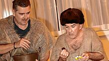 Proben für das Theaterstück zum Stadtjubiläum: Wie wird der Suppenwürfel wohl schmecken, fragt sich der Kelte, gespielt von Carlton ...