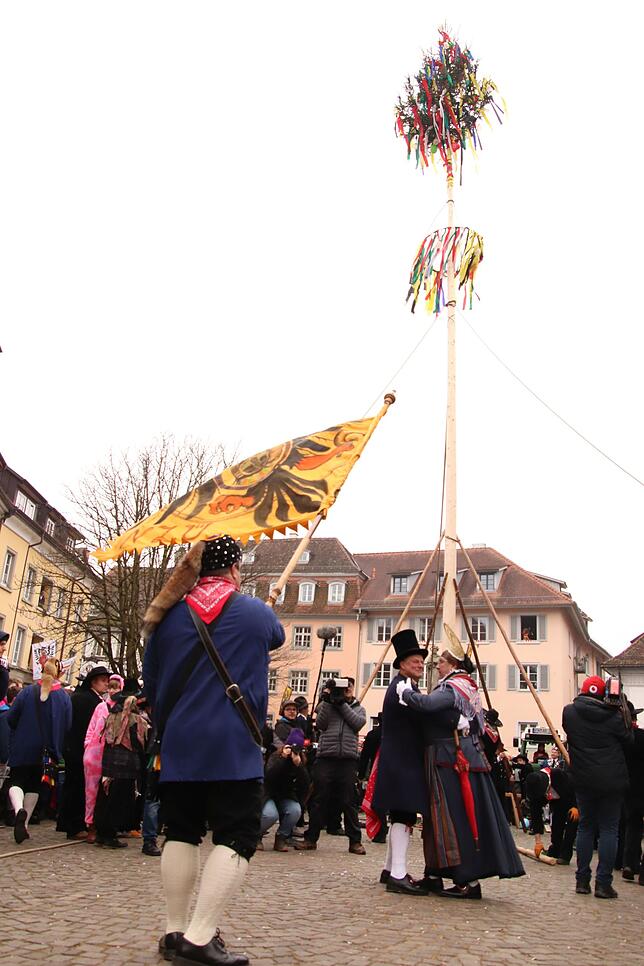 Ein Tänzchen in Ehren: Überlingens Narrreneltern Wolfgang Lechler und Thomas Pross tanzen unter dem frisch gestellten Narrenbaum.