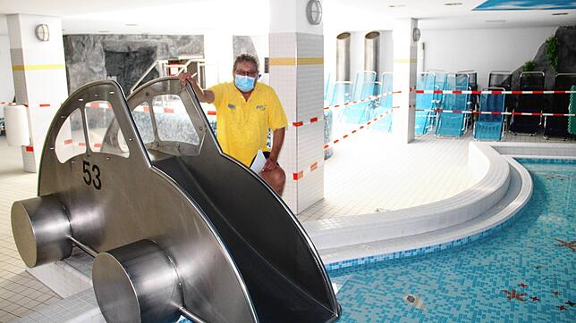 Schwimmmeister Dietmar Hils hat mit seinem Team alles für den Badestart vorbereitet. Das Kinderplanschbecken ist offen, gesperrt werden ...